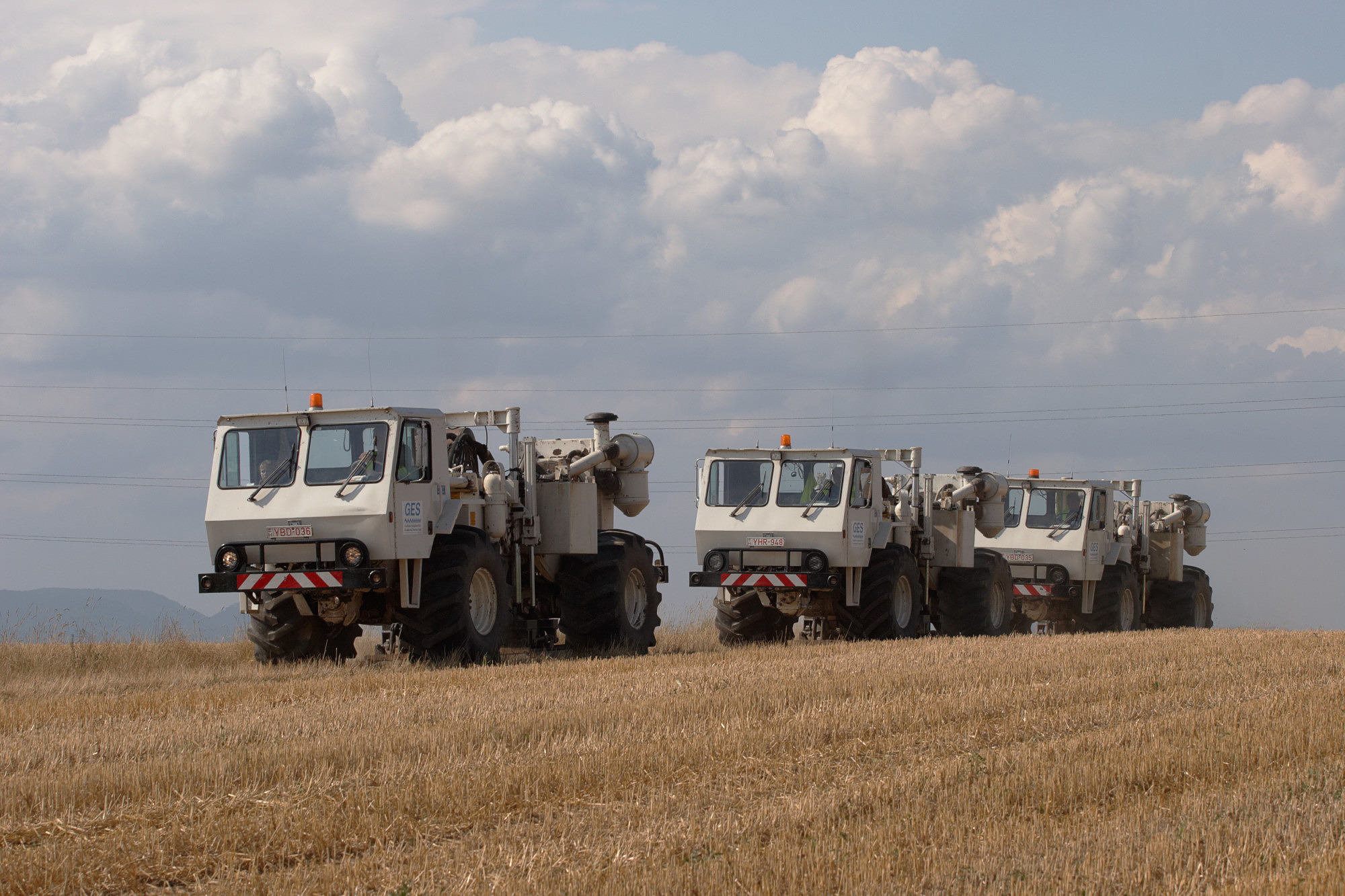 Vibrator vehicles for seismic measurements (Photo: Wolfgang Bauer)