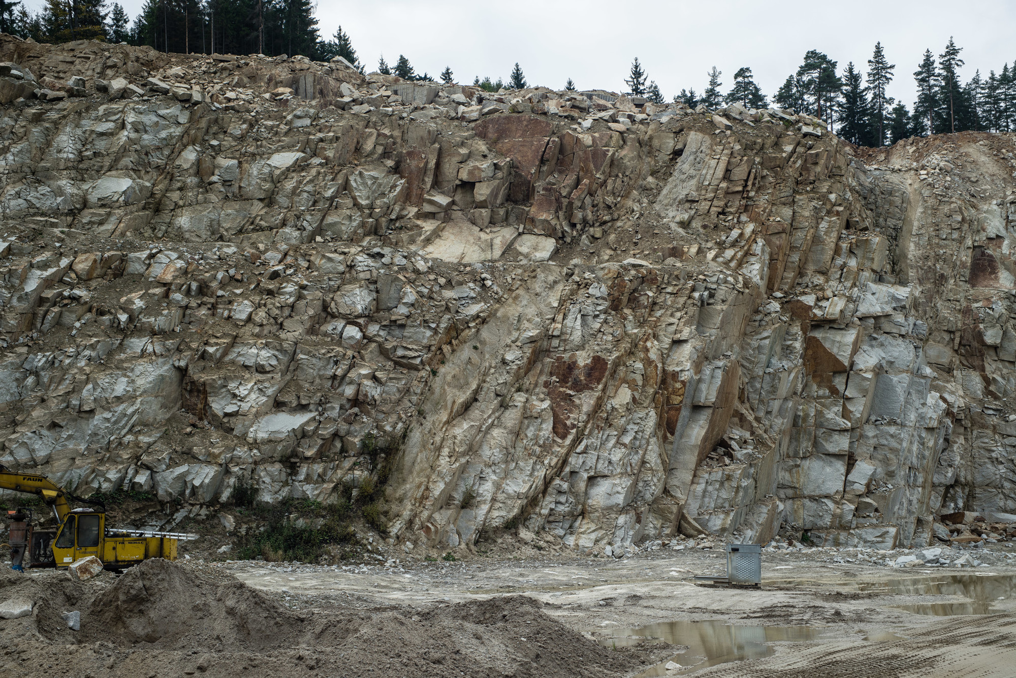 Intensely fractured granite, Tröstau quarry. (Photo: Wolfgang Bauer)